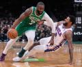 Bild: Charles Krupa/AP/dpa
Jaylen Brown (links) und Paul George tauschen in der kommenden Saison die Trikots.