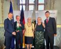 Bild: Andreas Haka
Ordensverleihung in der Albrechtsburg Meißen, von links: Der sächsische Ministerpräsident Michael Kretschmer, Professor Dr. Hans Wiesmeth, Ehefrau Monika Wiesmeth, Tochter Dr. Susanne Dittrich mit Ehemann Silvio.