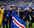 Bild: David J. Phillip/AP/dpa
Das Überraschungsteam der WM: Die Spieler von Kap Verde nach der Partie gegen Saudi-Arabien. (Archivbild)