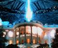 Bild: picture alliance / dpa
Filmszene aus „Independence Day“: Das Weiße Haus wird vom Vernichtungsstrahl eines gigantischen Raumschiffs getroffen.