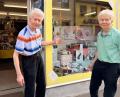 Bild: Gabi Schönberger
Seit 1994 führen die Zwillingsbrüder Josef (links) und Franz Lindner den SB-Markt im Zentrum von Floß. Sie leiten das Geschäft bereits in dritter Generation. Wie lange sie das noch tun können, ist unsicher.