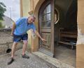 Bild: Tobias Gräf
Kapellen-Kümmerer Norbert Eisner zeigt, wie hoch das Wasser in und vor der Kirche stand. Das kleine Rohr neben seinem linken Bein ist zu klein, um bei Starkregen Wasser schnell genug abfließen zu lassen.