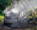 Bild: Angerer/BRK Berchtesgadener Land/dpa
Die Feuerwehr löschte das Auto, der Mensch darin konnte nicht mehr gerettet werden.