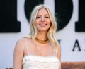 Bild: Chris Pizzello/Invision/dpa
Wenige Wochen nach der Geburt ihres dritten Kindes hat Hollywood-Schauspielerin Sienna Miller (44) ein erstes Foto von dem Baby geteilt. (Archivbild)