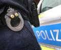 Bild: Karl-Josef Hildenbrand/dpa
Die Polizei nimmt den Jungen fest. (Symbolbild)