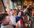 Bild: James Manning/PA Wire/dpa
Englische Fans feiern gerne - und dürfen das auch in den heimischen Bars im Nacht-Spiel gegen Mexiko.