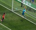 Bild: Marcio J. Sanchez/AP/dpa
Spaniens Torwart Unai Simon pariert gegen Österreich-Stürmer Sasa Kalajdzic.