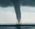 Bild: Kraus/swd-medien/dpa
Am Mittwochmittag hat sich ein Tornado auf dem Bodensee vor Friedrichshafen gebildet.