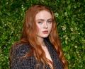Bild: Evan Agostini/Invision/dpa
US-Schauspielerin Sadie Sink („Stranger Things“) ärgert sich auf der Theaterbühne über Zuschauer mit Handys. (Archivbild)