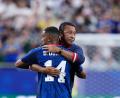 Bild: Ashley Landis/AP/dpa
Kap Verdes Trainer Bubista und sein Spieler Deroy Duarte.