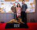 Bild: Sven Hoppe/dpa
Schäferhund und Schauspielstars - von links nach rechts: Maximilian Brückner, Doris Golpashin und Ferdinand Seebacher aus der Serie „Kommissar Rex“. (Archivbild)