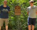 Bild: Andreas Ascherl 
Jürgen Berschneider und Sohn Moritz vor der Gedenktafel für den vom Blitz erschlagenen (Groß)onkel Michael. Das Kreuz steht am Kreuzweg von Ensdorf zum Eggenberg.
