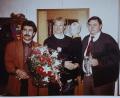 Archivbild: Johann Heibl
Ein Jahr, nachdem er mit der deutschen Mannschaft Weltmeister geworden war, kam Hansi Pflügler 1991 mit Sohn im Arm zu einer Autogrammstunde ins Clublokal Rast nach Weiherhammer. Links Max Artmann, rechts Clubchef Hans Heibl.