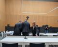 Bild: wüw
Der Hauptangeklagte (Mitte) mit seinen Verteidigern Stefanie Amann und Rouven Colbatz.