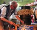 Archivbild: Konrad Rosner
Bürgermeister Roman Schäffler zapft zum Wiesenfest 2025 an. Und auch in diesem Jahr kann er im August wieder ran: Das Festzelt ist gesichert.
