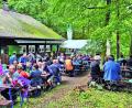 Bild: DAV Sektion Sulzbach-Rosenberg
Die Kirwa findet direkt im Hüttenumfeld und im Wald statt.