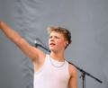 Bild: Robert Michael/dpa
Im Dresdner Rudolf-Harbig-Stadion hat der erst 17-jährige Leipziger Rapper Yung Pepp im Vorprogramm von „Kraftklub“ vor über 30.000 Fans eröffnet.