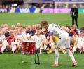 Bild: Sam Hodde/AP/dpa
Martin Ödegaard gibt bei den Norwegern den Takt vor - auch nach dem Spiel. (Archivbild)