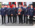 Bild:  Jochen Neumann
Feuerwehrvorsitzender Daniel Grünbauer (dritter von links) überreichte dem scheidenden Kommandanten Bernhard Schmidt (dritter von rechts) im Namen der Wehr ein Abschiedsgeschenk. Mit auf dem Bild (von links) der neugewählte Kommandant Bastian Kaiser, dritter Vorsitzender Lukas Schmidt, zweiter Kommandant Wolfgang Gruber und zweite Vorsitzende Anna-Maria Linkel.
