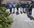Bild: Ernst Frischholz
Bürgermeisterin Tanja Kippes (links) zeigte den Mitgliedern des Bauausschusses den einen oder anderen Wildwuchs an Straßenrändern.