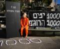 Bild: Ohad Zwigenberg/AP/dpa
Ein Demonstrant mit einer Maske, die den israelischen Ministerpräsidenten Benjamin Netanjahu darstellt, während einer Protestkundgebung 1000 Tage nach dem beispiellosen Hamas-Überfall auf Israel am 7. Oktober 2023.