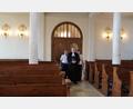 Bild: Anke Hog
Ein Paar, das zu "Einfach heiraten" in Amberg gekommen war, zieht mit Pfarrer Stefan Drechsler aus Schwandorf in die Paulanerkirche ein.