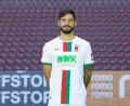 Bild: Christian Kolbert/dpa
David Colina verlässt den FC Augsburg. (Archivbild)