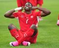Bild: Lindsey Wasson/AP/dpa
Bitte lächeln: Embolo jubelt im Sitzen.