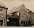 Bild:  Archiv Familie Hautmann
Die alte Station und Werkstatt in den 1930er-Jahren. An Pressaths erster Zapfsäule wurde damals "Shellina" getankt.