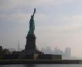Bild: Christina Horsten/dpa/dpa-tmn
Die Freiheitsstatue war oft das Erste, was Flüchtlinge und Auswanderer von Amerika sahen - und deshalb erinnerten sie sich ihr ganzes weiteres Leben daran (Archivbild).