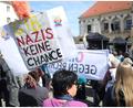 Bild: Sebastian Willnow/dpa
Gegen die AfD gehen immer wieder Menschen auf die Straße, wie hier die Teilnehmer einer linken Kundgebung in Magdeburg im April 2026. (Archivbild)