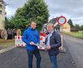 Bild: bl
Verwaltungsleiter Thomas Prey (links) und Bürgermeister Markus Schiesl haben den Überblick über die komplexe Baustelle in Altendorf. Links liegen bereits die neuen Stromkabel bereit, das Trafohäuschen wird abgebaut.