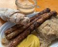 Bild: san
Ein kulinarischer Hochgenuss auf dem Mariahilfberg: eine Berg-Brotzeit mit Bratwürsten, Kraut, viel Senf, Stangerl und Obazdn.