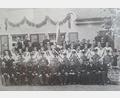 Repro: Feuerwehr Krummennaab
Die Fahnenweihe im Jahr 1926 war ein bedeutendes Ereignis in der Geschichte der Freiwilligen Feuerwehr Krummennaab und brachte Feuerwehr, Vereine und zahlreiche Gäste zusammen.