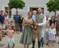 Bild: Josef Rosner
Amelie Empl und Johannes Schmid schlossen am Samstag im Historischen Rathaus in Mitterteich den Bund fürs Leben. Mit dabei der Stolz der jungen Familie, der eineinhalbjährige gemeinsame Sohn Hannes. Nach der Trauung gab es für die Brautleute ein großes Ehrenspalier.