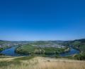 Bild: Harald Tittel/dpa
Vorerst ist der Himmel strahlend blau über der Mosel und den angrenzenden Weinbergen bei Trittenheim in Rheinland-Pfalz.