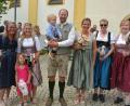 Bild: Josef Rosner
Eingerahmt von den vier Pferdemädchen aus dem Reitsportzentrum Honsolgen aus Buchloe, strahlt das Brautpaar Amelie und Johannes Schmid mit Sohn Hannes. Beide schlossen am Samstag in Tracht im Historischen Rathaus in Mitterteich den standesamtlichen Bund fürs Leben. Die kirchliche Hochzeit folgt am 8. August in der Heimat der Braut.