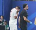 Bild: Eric Gay/AP/dpa
Der neue Bayern-Profi Ismael Saibari musste verletzt raus.