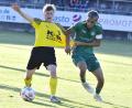Bild: Hubert Ziegler
Trikottest von Kapitän Jonas Schwindl (rechts) von der DJK Gebenbach bei Jannik Meier (links) vom FC Amberg.