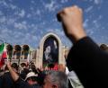 Bild: Altaf Qadri/AP photo/dpa
Für Chameneis Anhänger und die iranische Führung ist die Staatstrauer zugleich Abschied und Demonstration politischer Geschlossenheit.
