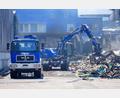 Bild: Enrique Kaczor/dpa
Einsatzkräfte des Technischen Hilfswerks (THW) beseitigen mit einem Bagger Schutt.