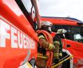 Bild: Bernd Weißbrod/dpa
Feuerwehrleute löschen die Flammen in der Dachgeschosswohnung. (Symbolbild)