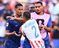 Bild: Tom Weller/dpa
Wortgefechte und Rudelbildung: Zwischen Paraguay und Frankreich ging es heiß her.