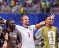 Bild: Mike Stewart/AP/dpa
Das englische Team um Kapitän Harry Kane feiert nach Siegen bei der WM mit den Fans zum Oasis-Song „Wonderwall“. (Archivbild)