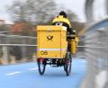 Bild: Bernd Weißbrod/dpa
Ein Postbote bei der Arbeit: Wie lange waren seine Briefe wohl unterwegs?