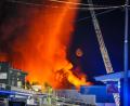 Bild: Enrique Kaczor/dpa
Einsatzkräfte der Feuerwehr bekämpfen einen Brand in einem Gewerbegebiet in Stuttgart.