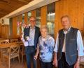 Bild: Gerhard Eckl
Bürgermeister Hermann Böhm überbrachte Betty und Helmut Eckl die Glückwünsche der Gemeinde Poppenricht und des Gemeinderats zur Gnadenhochzeit.
