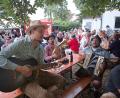 Bild: ise
Die Schirmitzer Wadlbeißer Thomas und Michael Ziegler sowie Andreas Melischko (von links) spielen beim Weinfest urig auf.
