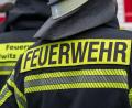 Bild: Daniel Vogl/dpa
Die Feuerwehr löscht den Brand. (Symbolbild)