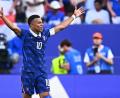Bild: Tom Weller/dpa
Am Ende der lachende Gewinner: Kylian Mbappé schießt Frankreich zum Sieg.